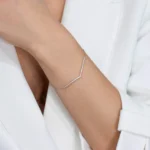 bratara din argint forma V pietre cubic zirconia Elegance V vedere frontala