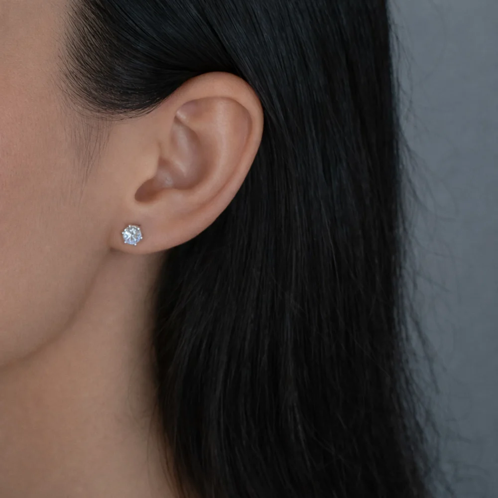 Cercei argint piatra cubic zirconia solitaire purtati pe ureche