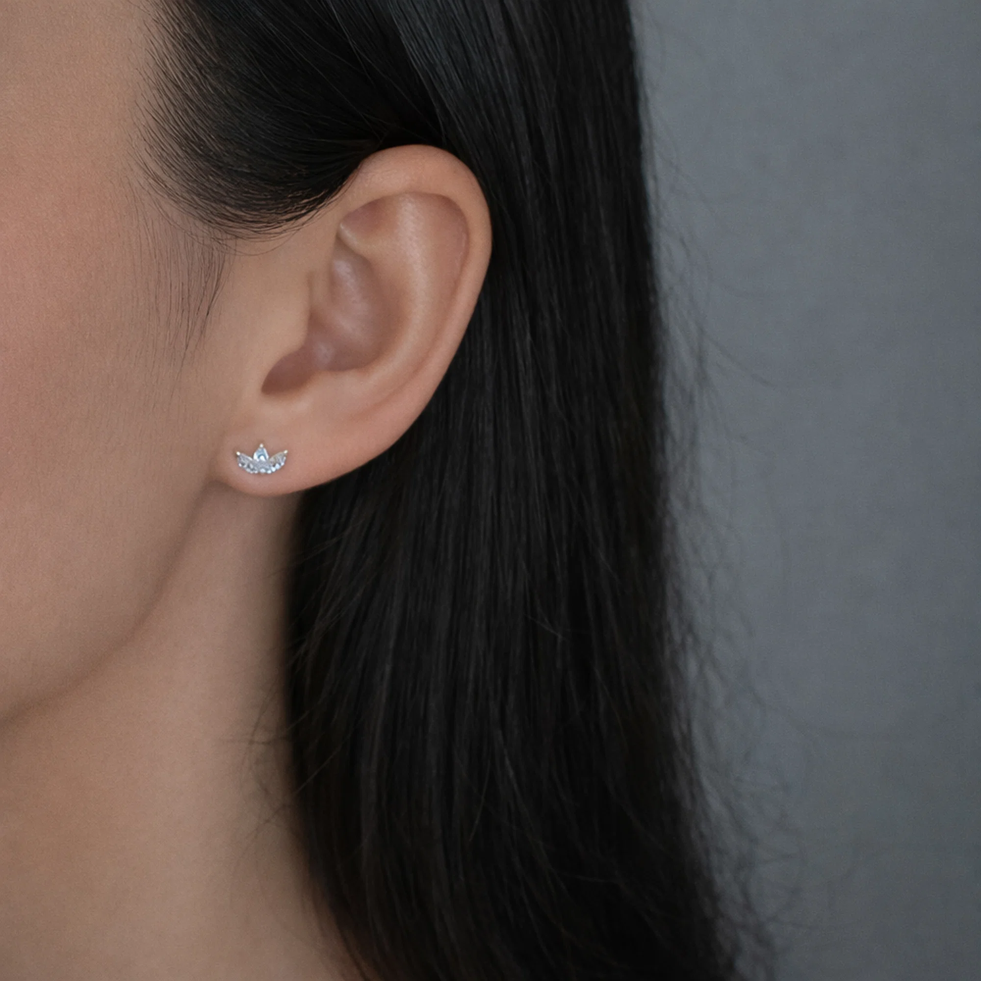 Cercei argint pietre cubic zirconia Marquise beauty purtati pe ureche Cercei argint pietre cubic zirconia Marquise beauty purtati pe ureche