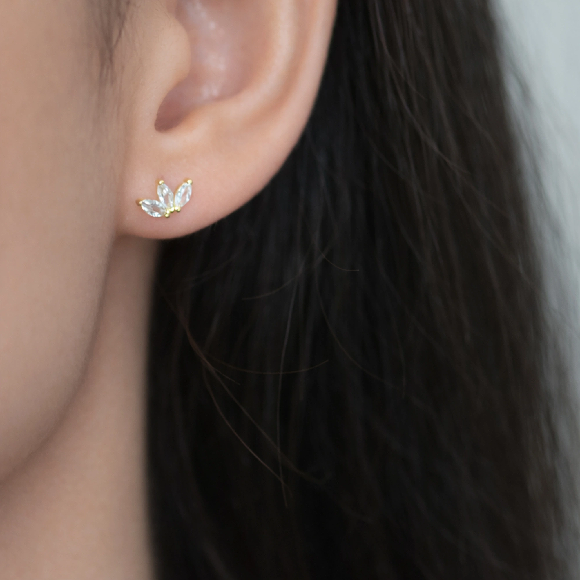 Cercei argint placati aur pietre cubic zirconia Marquise beauty cadru apropiat ureche Cercei argint placati aur pietre cubic zirconia Marquise beauty cadru apropiat ureche