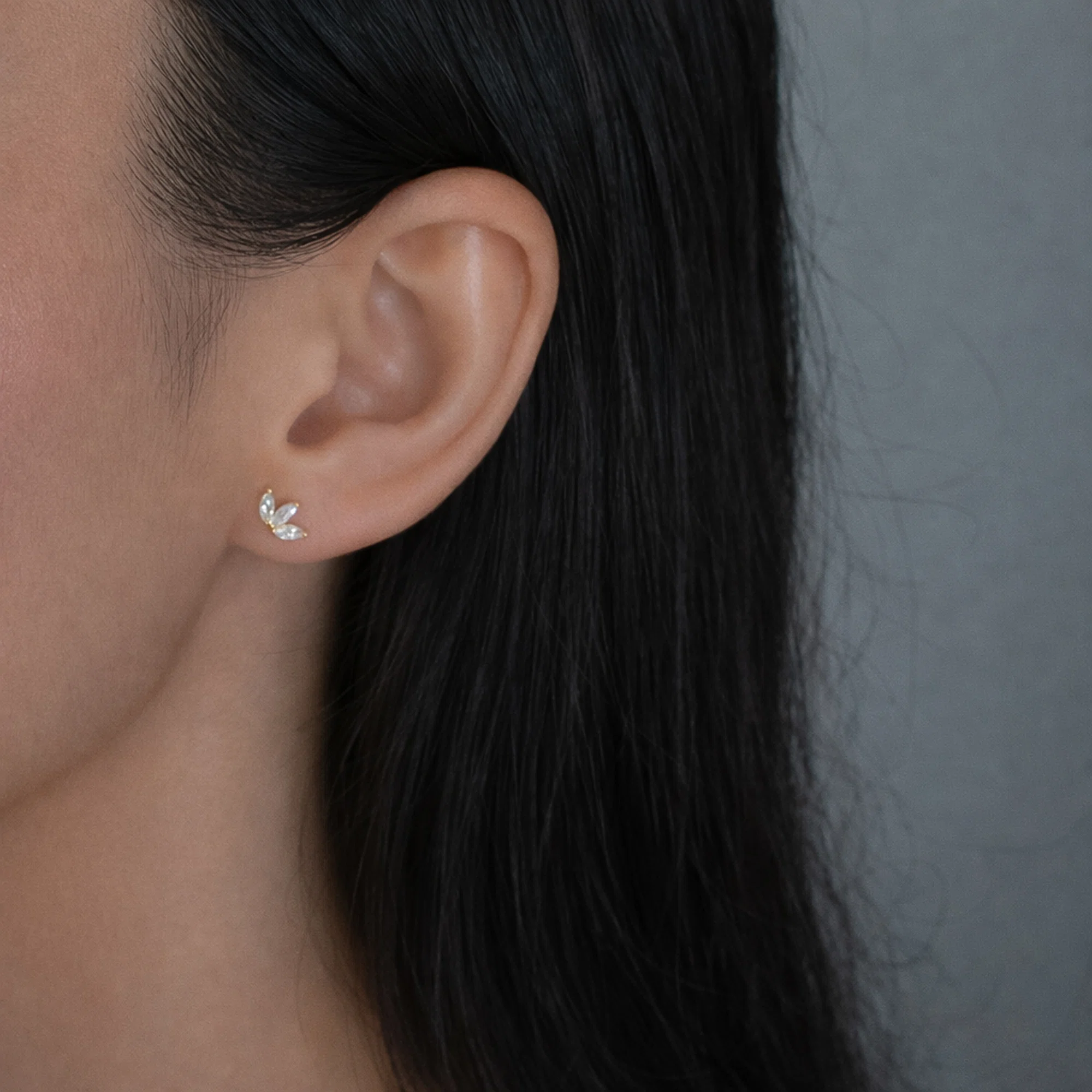 Cercei argint placati aur pietre cubic zirconia Marquise beauty purtati pe ureche Cercei argint placati aur pietre cubic zirconia Marquise beauty purtati pe ureche