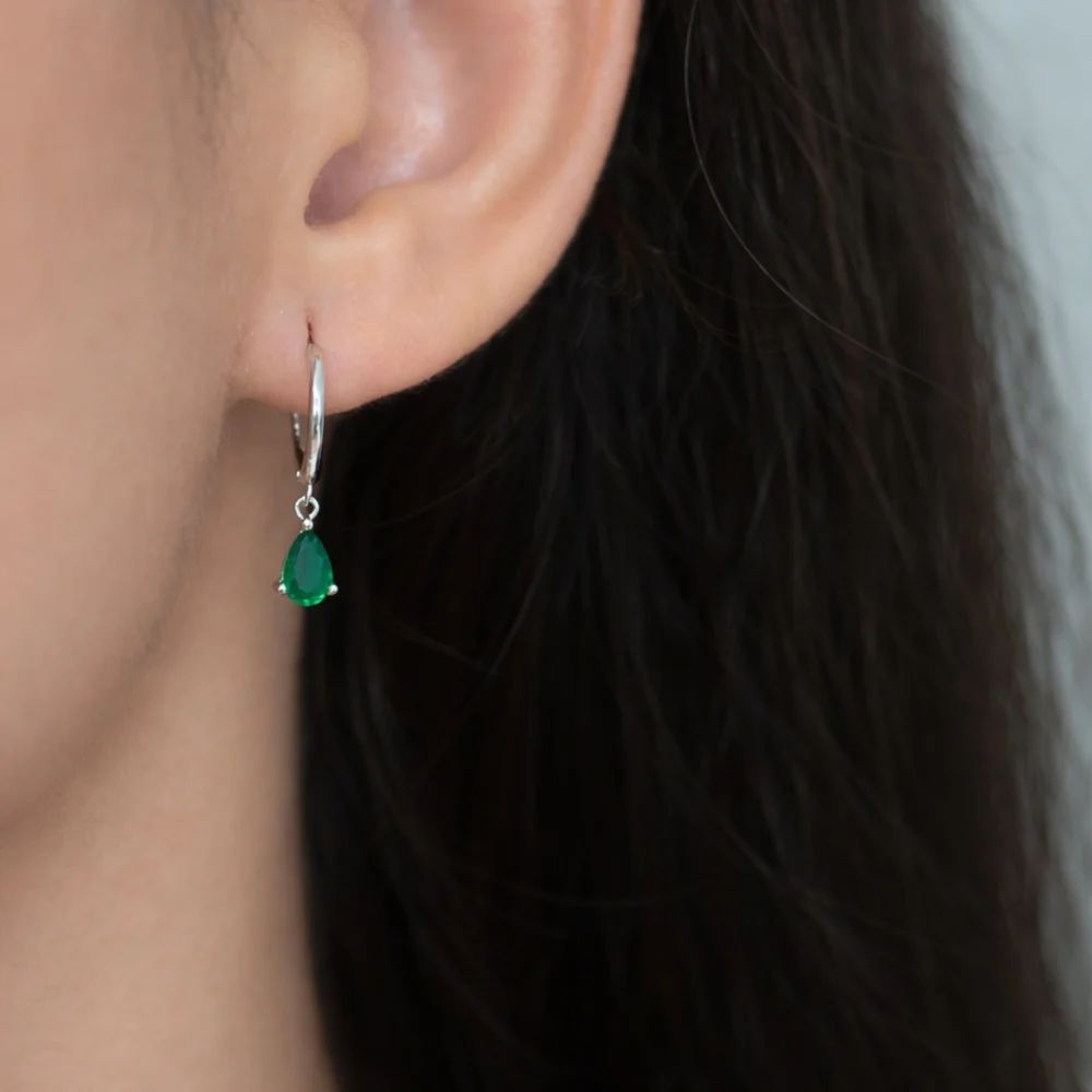 Cercei rotunzi zirconia picatura de apa Stylish Water Drop cadru apropiat