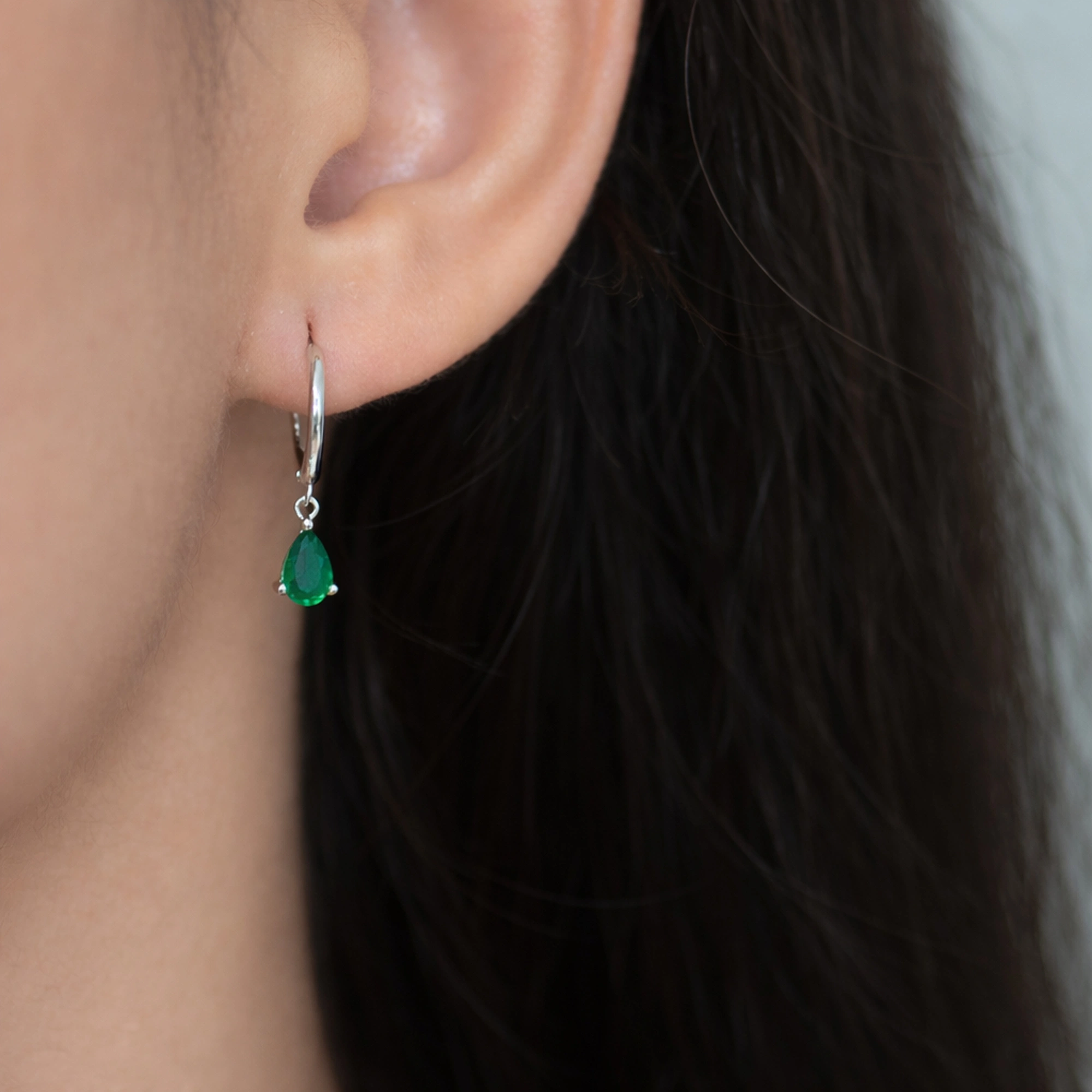 Cercei rotunzi zirconia picatura de apa Stylish Water Drop cadru apropiat Cercei rotunzi zirconia picatura de apa Stylish Water Drop cadru apropiat