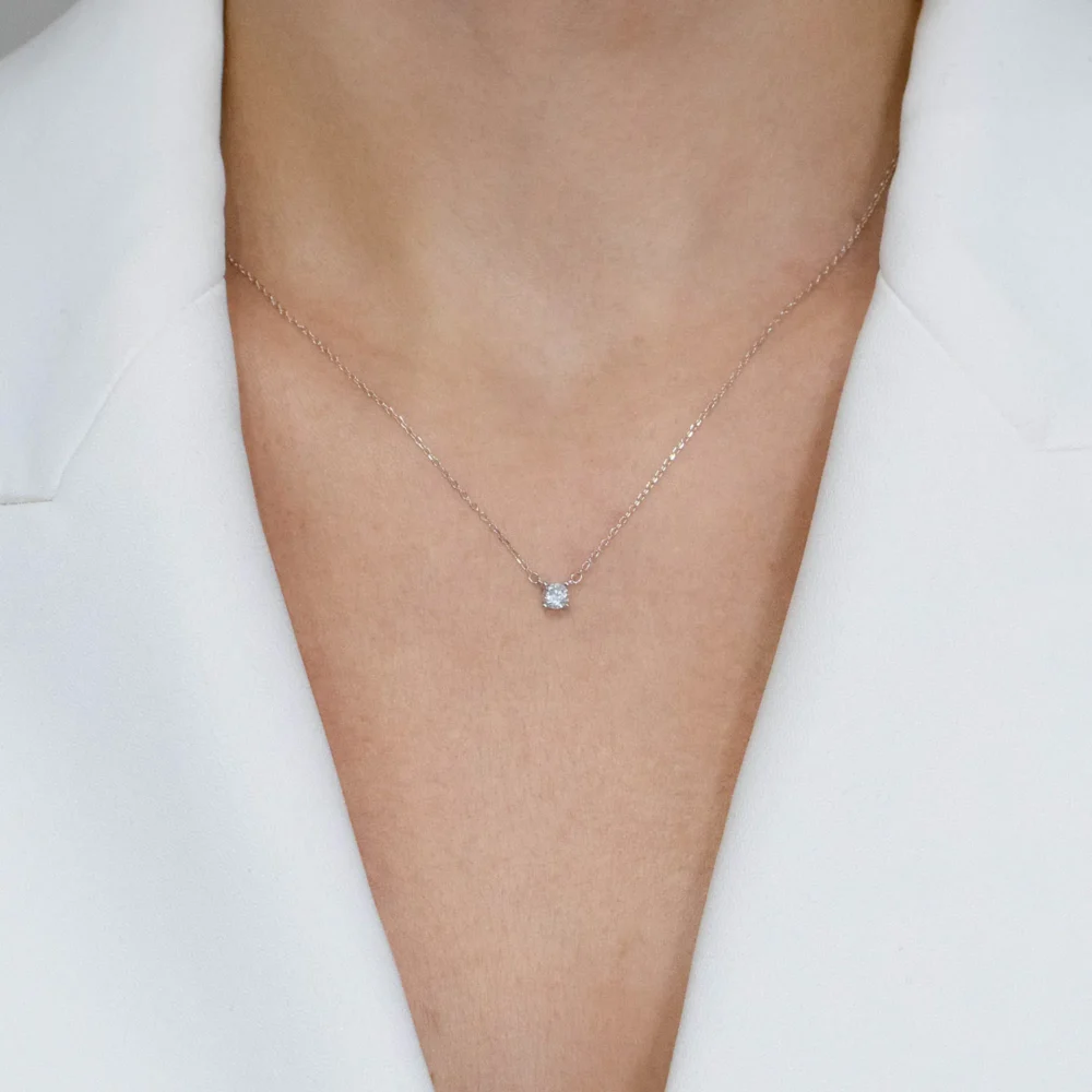 Colier argint piatra cubic zirconia solitaire purtat la gat
