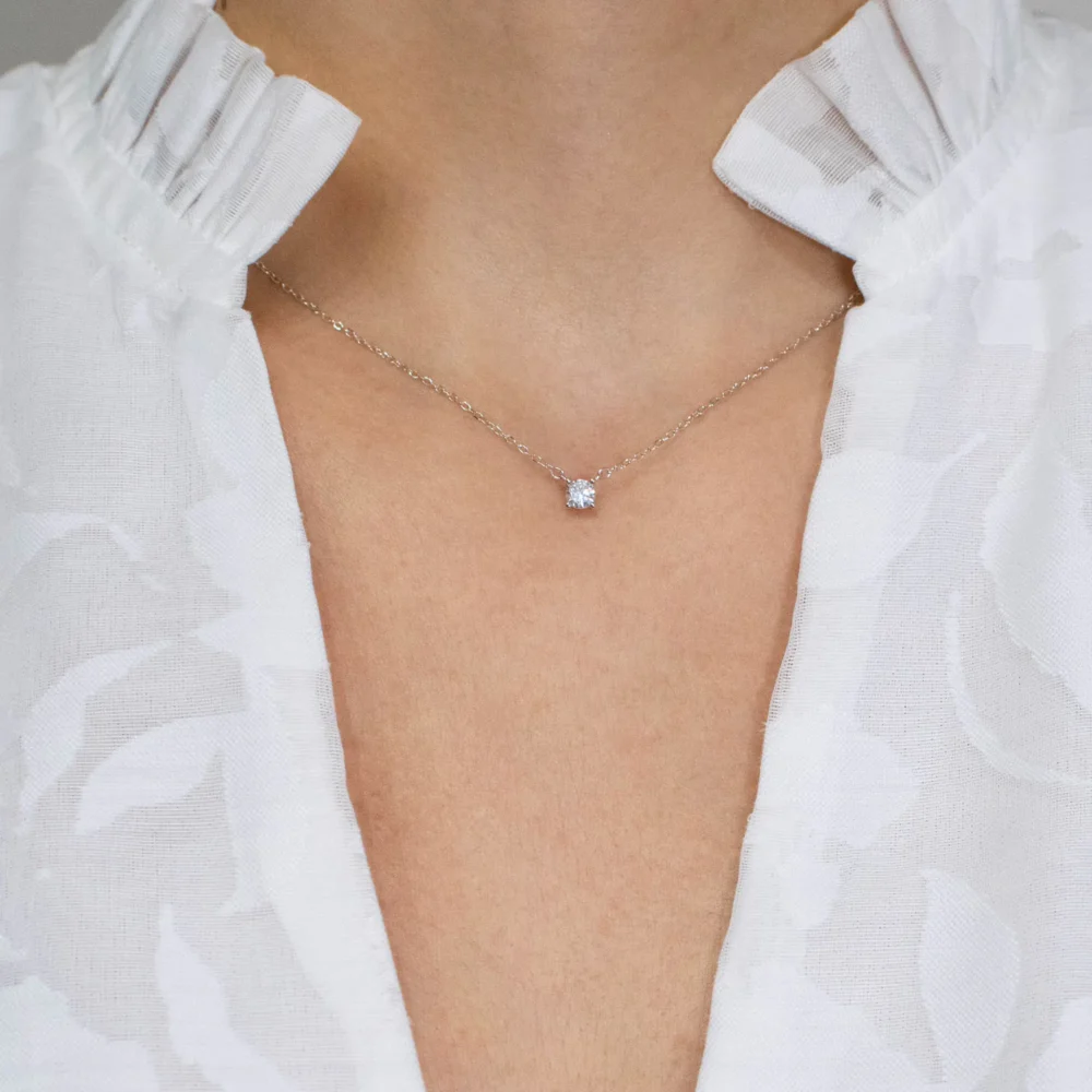 Colier argint piatra cubic zirconia solitaire purtat model