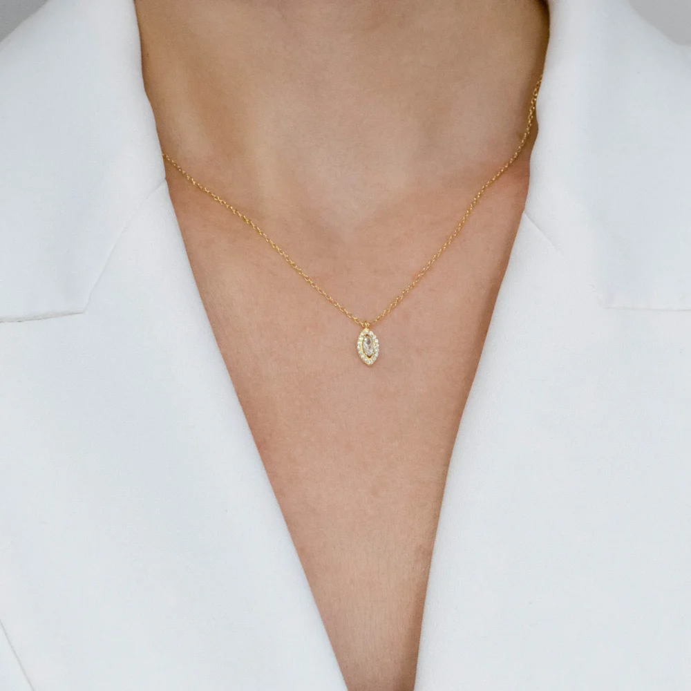 Colier auriu argint pandantiv incrustat zirconia Marquise purtat la gat