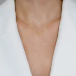 Colier auriu din argint pandantiv rotund piatra cubic zirconia radiant charm vedere frontala