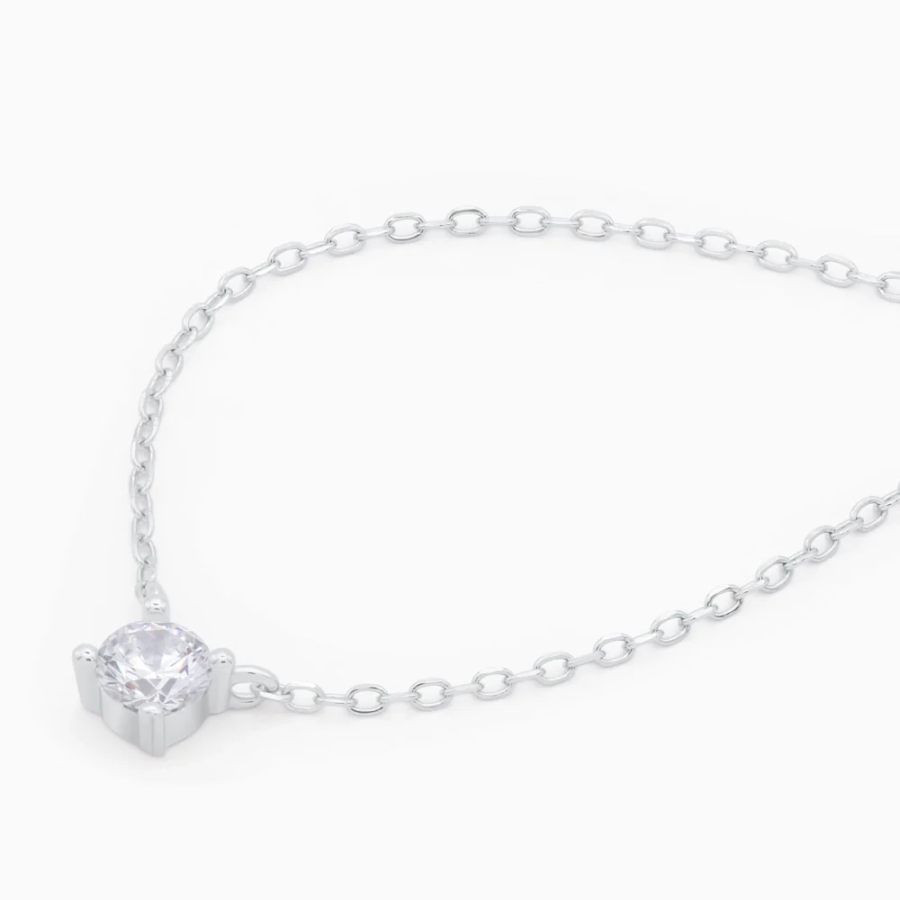 Colier din argint cu piatra cubic zirconia solitaire, vedere laterala pentru detalii fine
