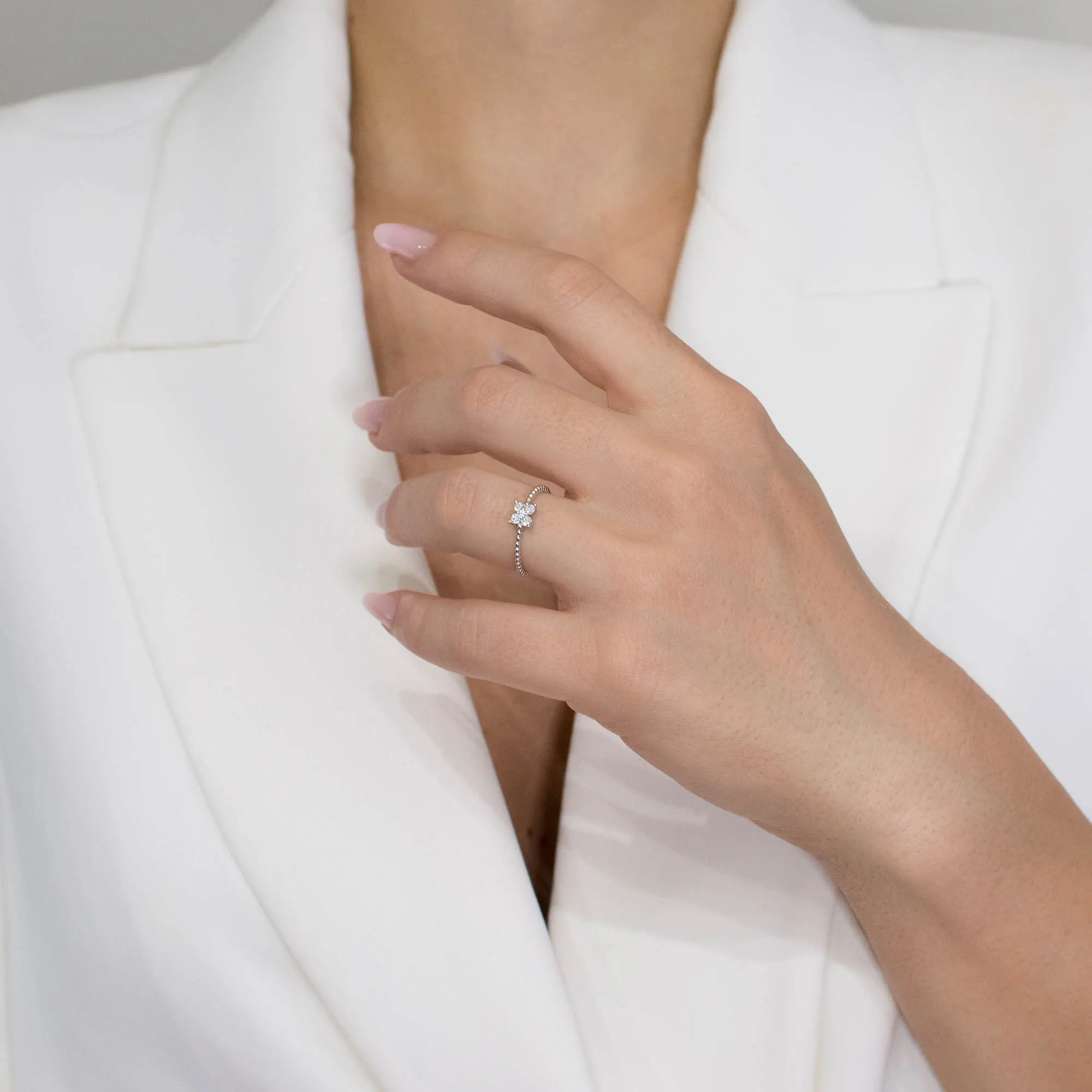 Inel argint pietre cubic zirconia Four Leaf cadru apropiat Inel argint pietre cubic zirconia Four Leaf cadru apropiat