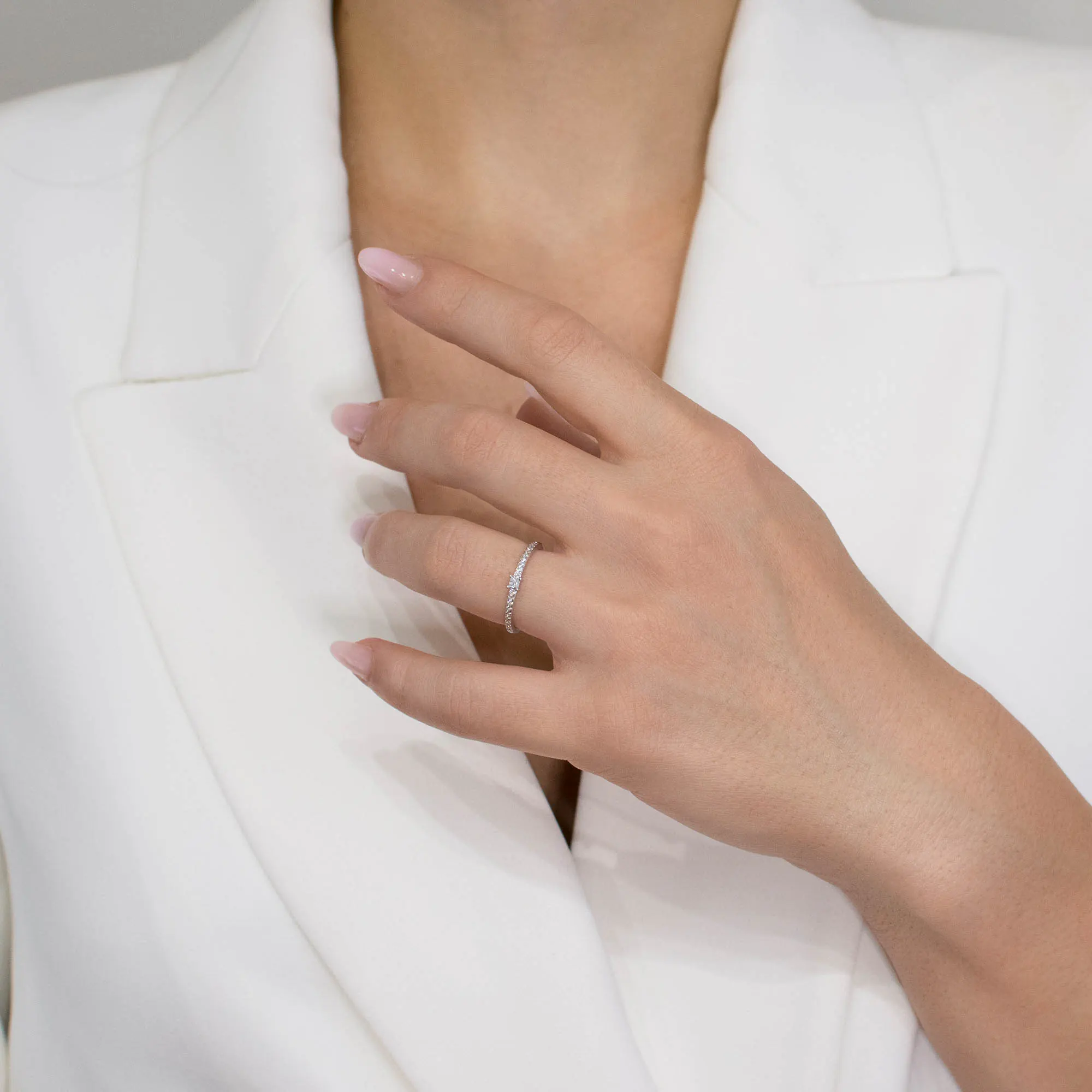 Inel argint pietre cubic zirconia Symphony cadru apropiat Inel argint pietre cubic zirconia Symphony cadru apropiat