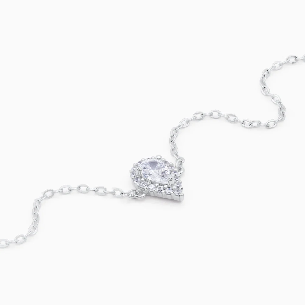 bratara din argint cu charm picatura de apa, cu pietre cubic zirconia, fotografiata din unghi oblic, design elegant Teardrop