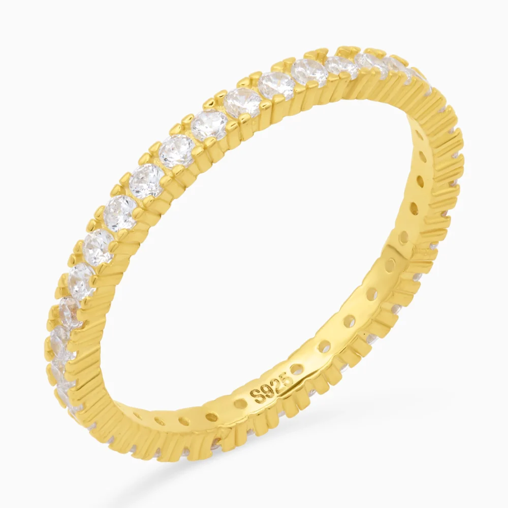 Inel auriu din argint tennis, cu pietre cubic zirconia, design elegant, fotografiat din unghi oblic