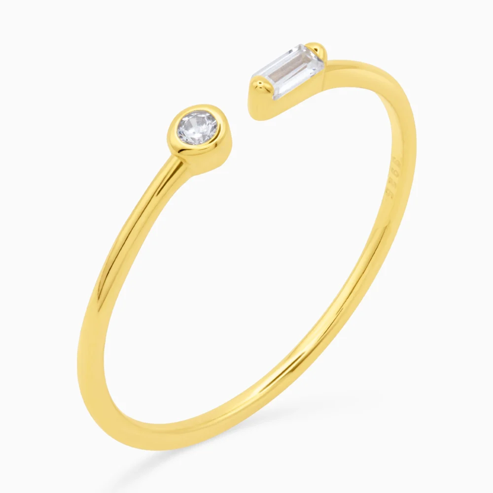 Inel auriu din argint subtle elegance, cu pietre cubic zirconia, design elegant, fotografiat din unghi oblic