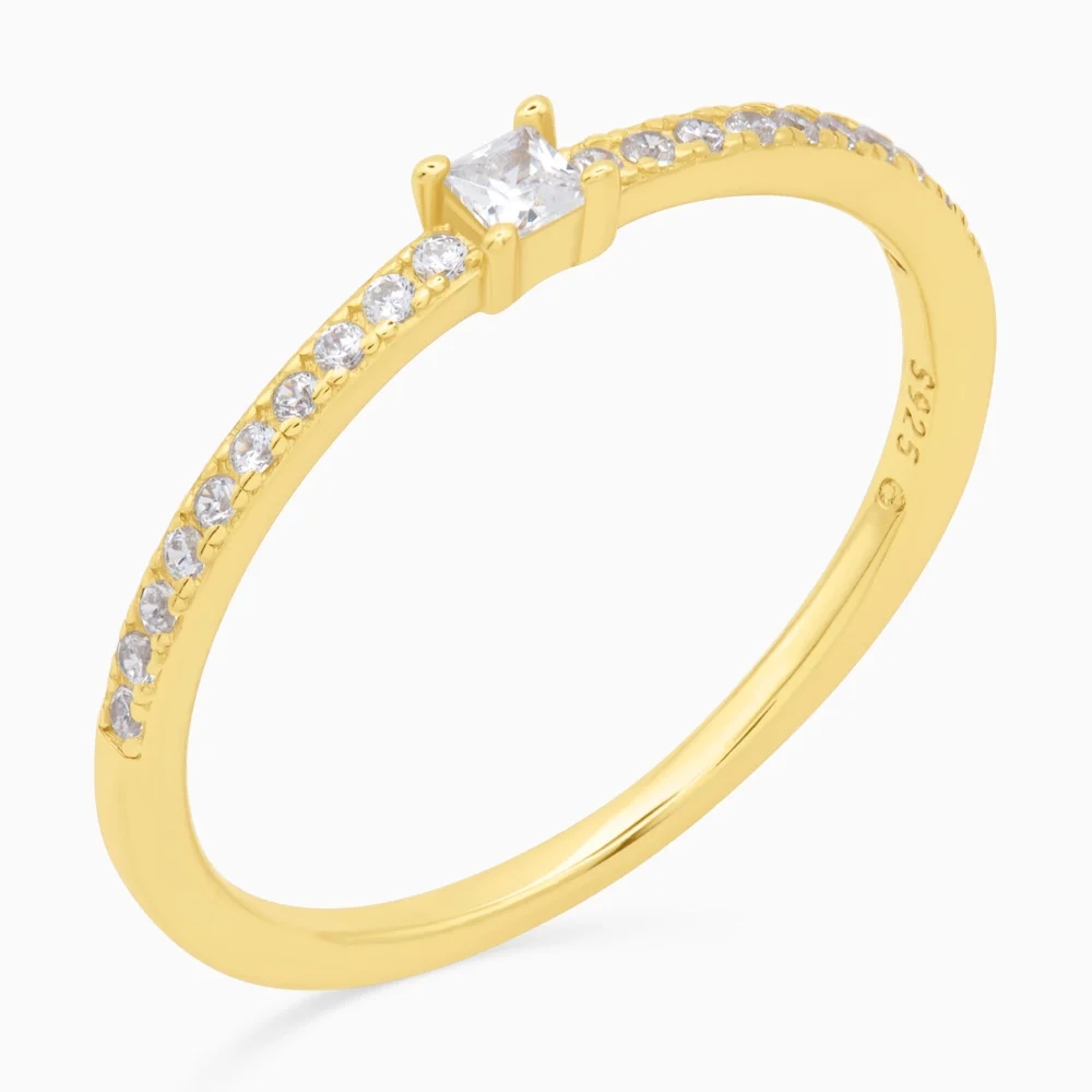 Inel auriu din argint symphony, cu pietre cubic zirconia, design elegant, fotografiat din unghi oblic