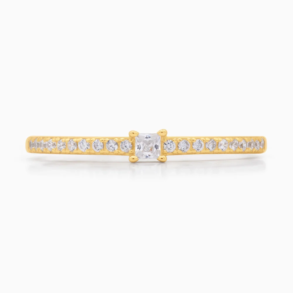 Inel auriu din argint symphony, cu pietre cubic zirconia, fotografiat din unghi de baza