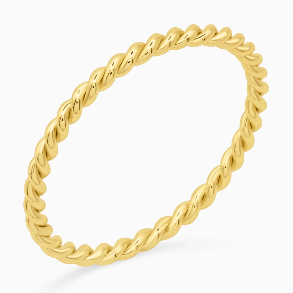 Inel auriu din argint twisted band, design elegant ,fotografiat din unghi oblic