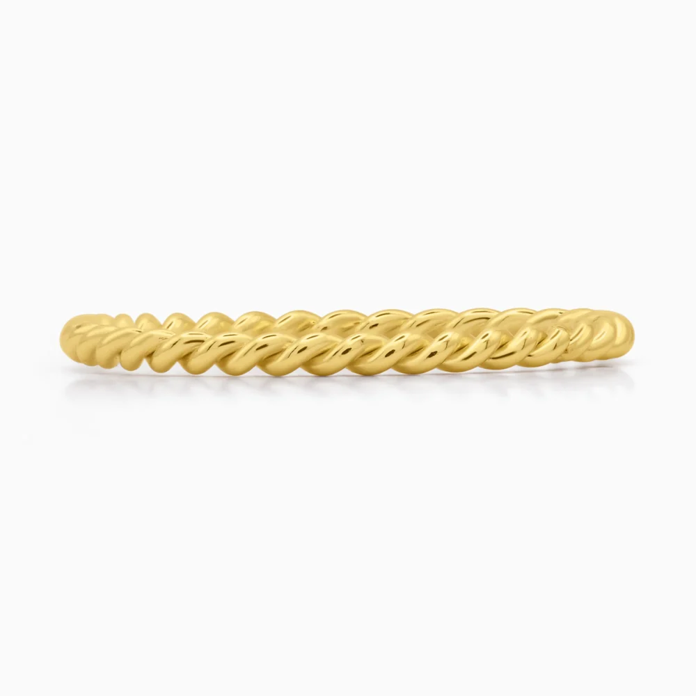 Inel auriu din argint twisted band, design elegant, fotografiat din unghi de baza pentru detalii fine