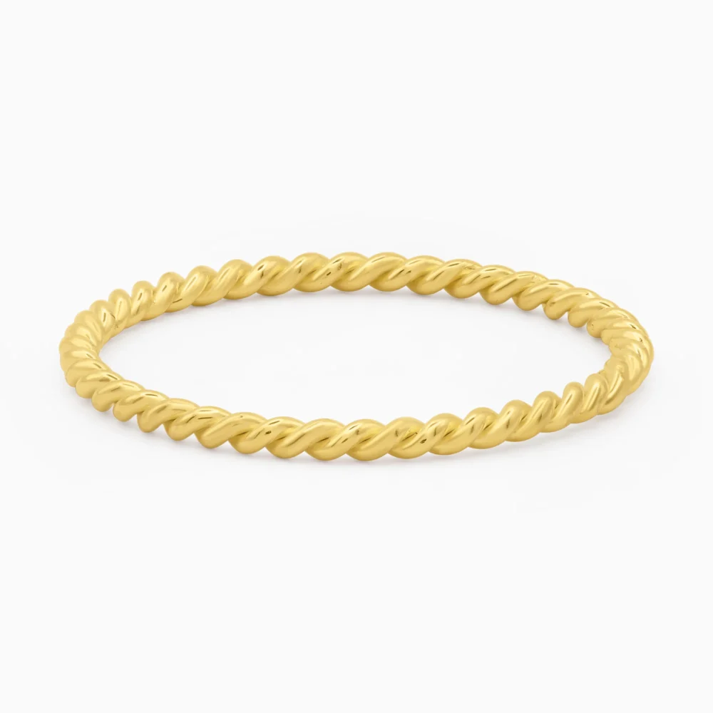 Inel auriu din argint twisted band, design elegant, fotografiat din fata
