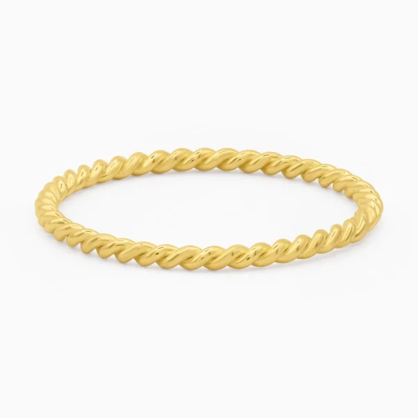 Inel auriu din argint twisted band, design elegant, fotografiat din fata