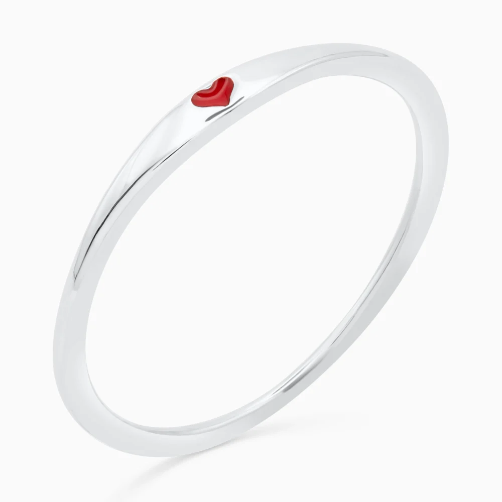Inel din argint Love at First Sight, cu inima rosie, design minimalist, fotografiat din unghi oblic