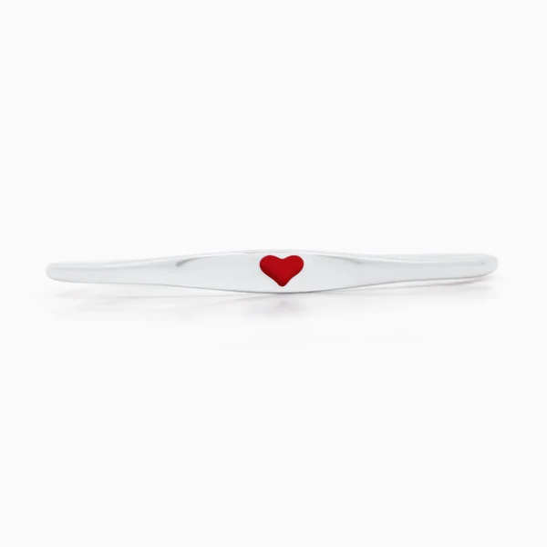 Inel din argint Love at First Sight, cu inima rosie, design minimalist, fotografiat din unghi de baza
