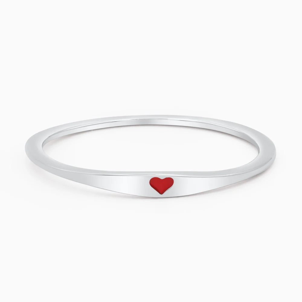 Inel din argint Love at First Sight, cu inima rosie, design minimalist, fotografiat din fata