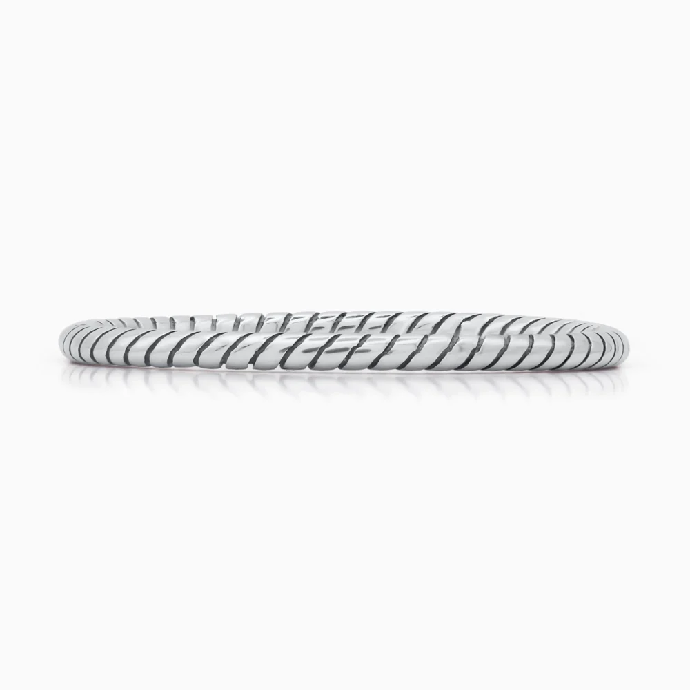 Inel din argint Eternity, design elegant, fotografiat din unghi de baza pentru detalii fine
