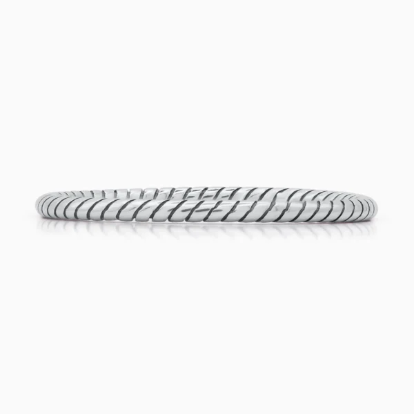 Inel din argint Eternity, design elegant, fotografiat din unghi de baza pentru detalii fine