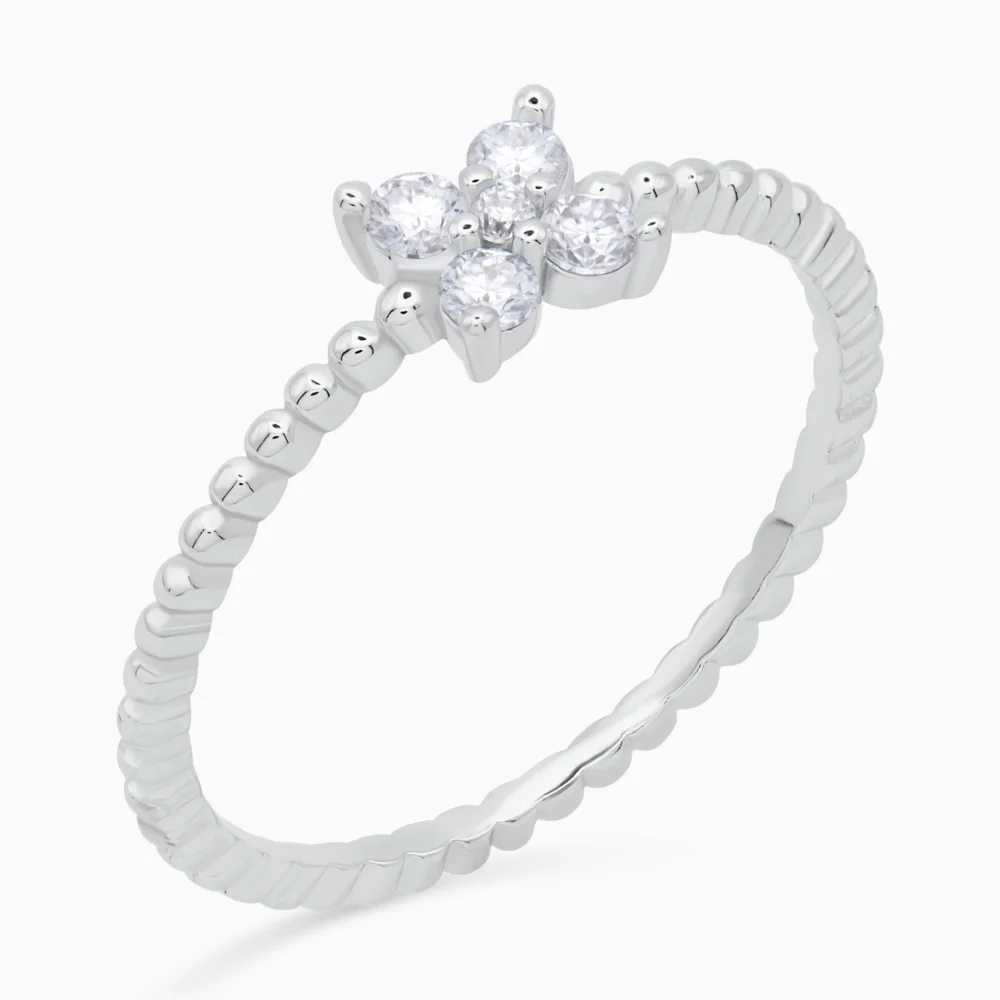 Inel din argint four leaf, cu pietre cubic zirconia, design elegant, fotografiat din unghi oblic