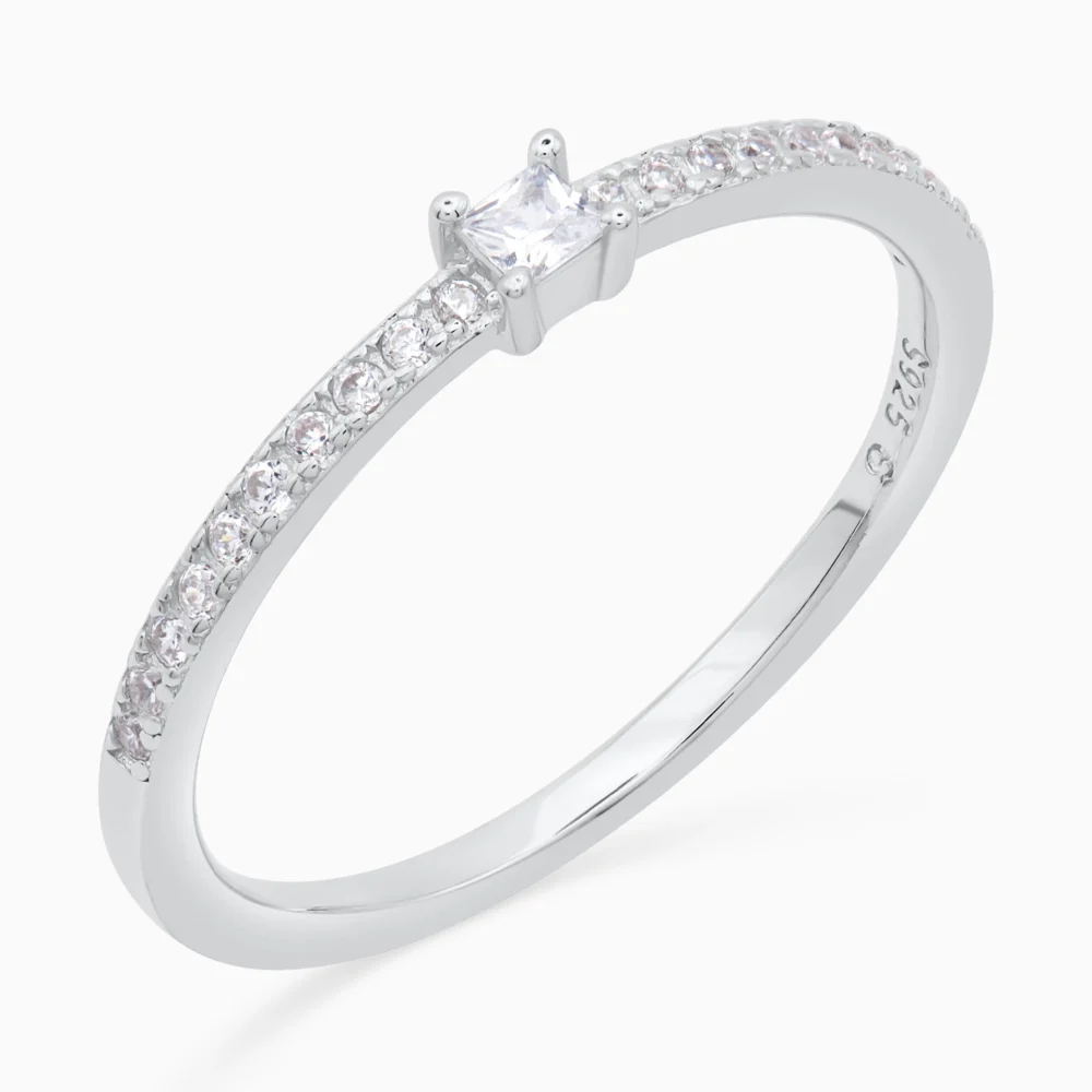 Inel din argint symphony, cu pietre cubic zirconia, design elegant, fotografiat din unghi oblic