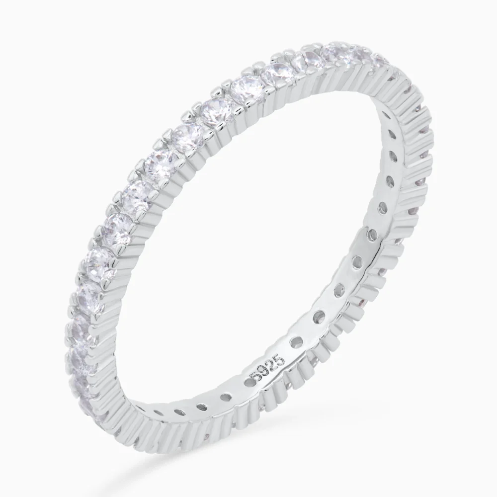 Inel din argint tennis, cu pietre cubic zirconia, design elegant, fotografiat din unghi oblic