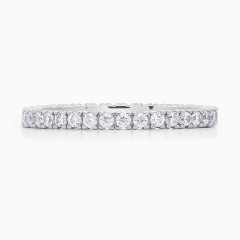 Inel din argint tennis, cu pietre cubic zirconia, fotografiat din unghi de baza
