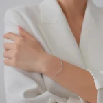bratara din argint forma V pietre cubic zirconia Elegance V vedere frontala
