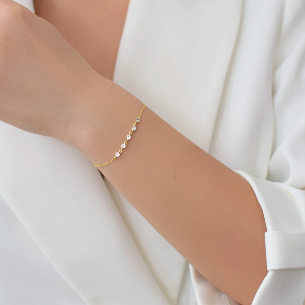 bratara fina aurie din argint cu pietre cubic zirconia – model Simple chic, surprinsa in cadru apropiat pe incheietura