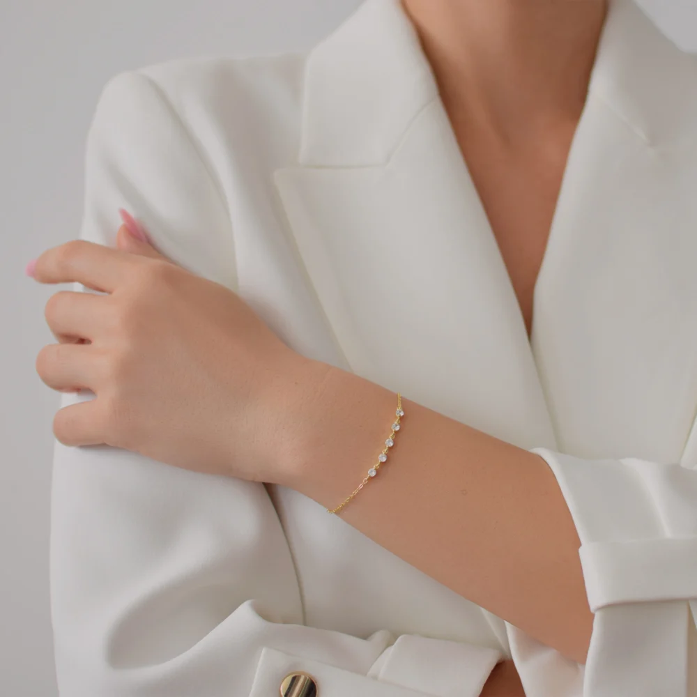 bratara aurie din argint cu pietre cubic zirconia – model Simple chic, vedere laterala eleganta pe incheietura