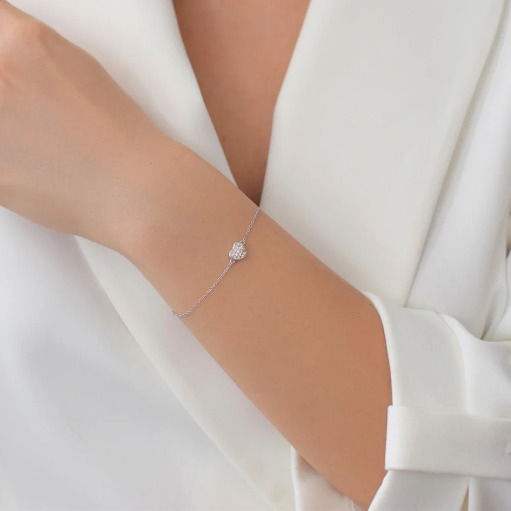bratara fina din argint cu charm inima si pietre cubic zirconia – model Shining heart, surprinsa in cadru apropiat pe incheietura