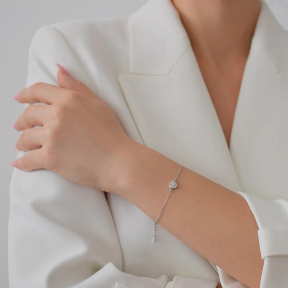 bratara din argint cu charm inima si pietre cubic zirconia – Shining heart, vedere laterala eleganta pe incheietura