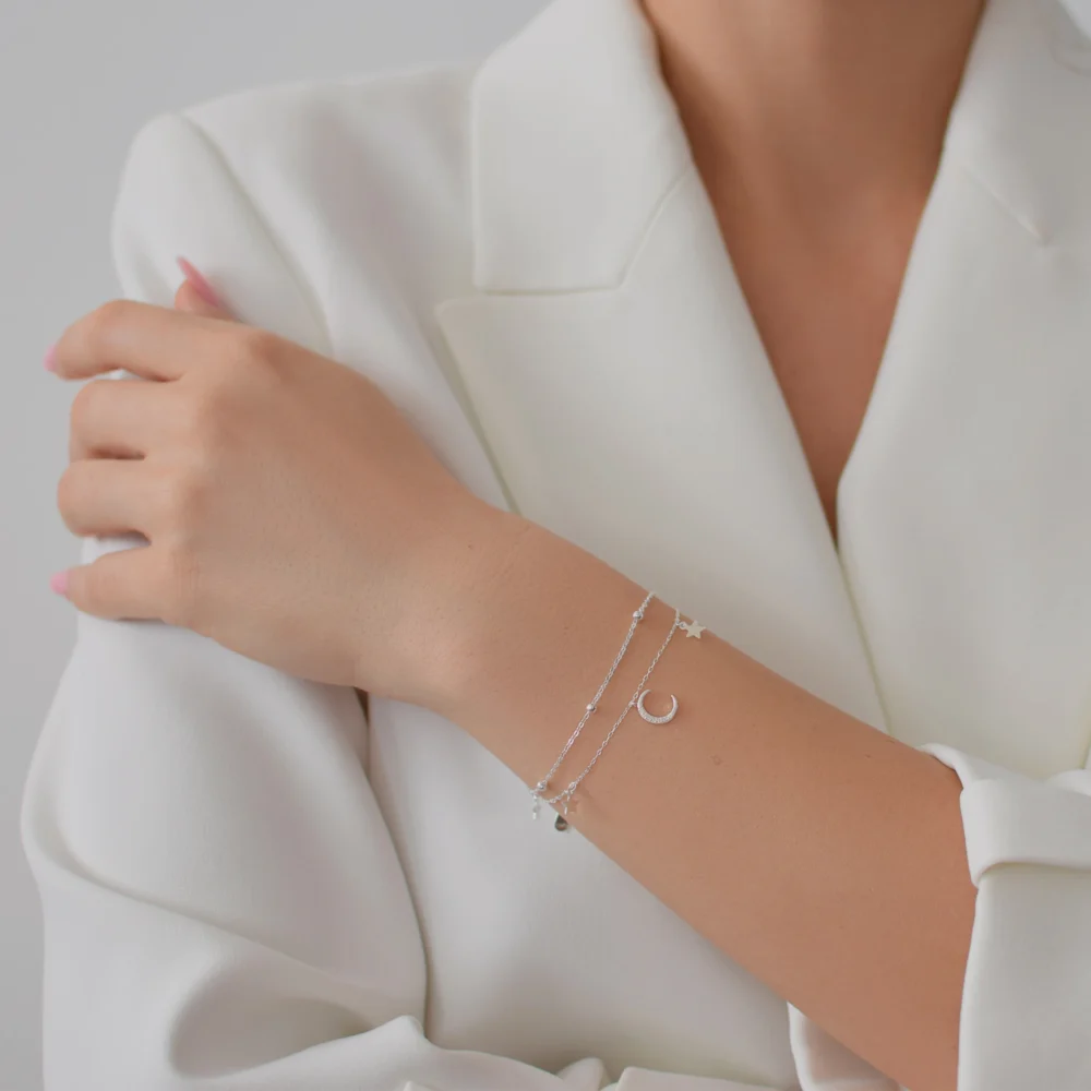 bratara dubla din argint cu stele, luna si pietre cubic zirconia – Starry Night Delight, vedere laterala eleganta pe incheietura