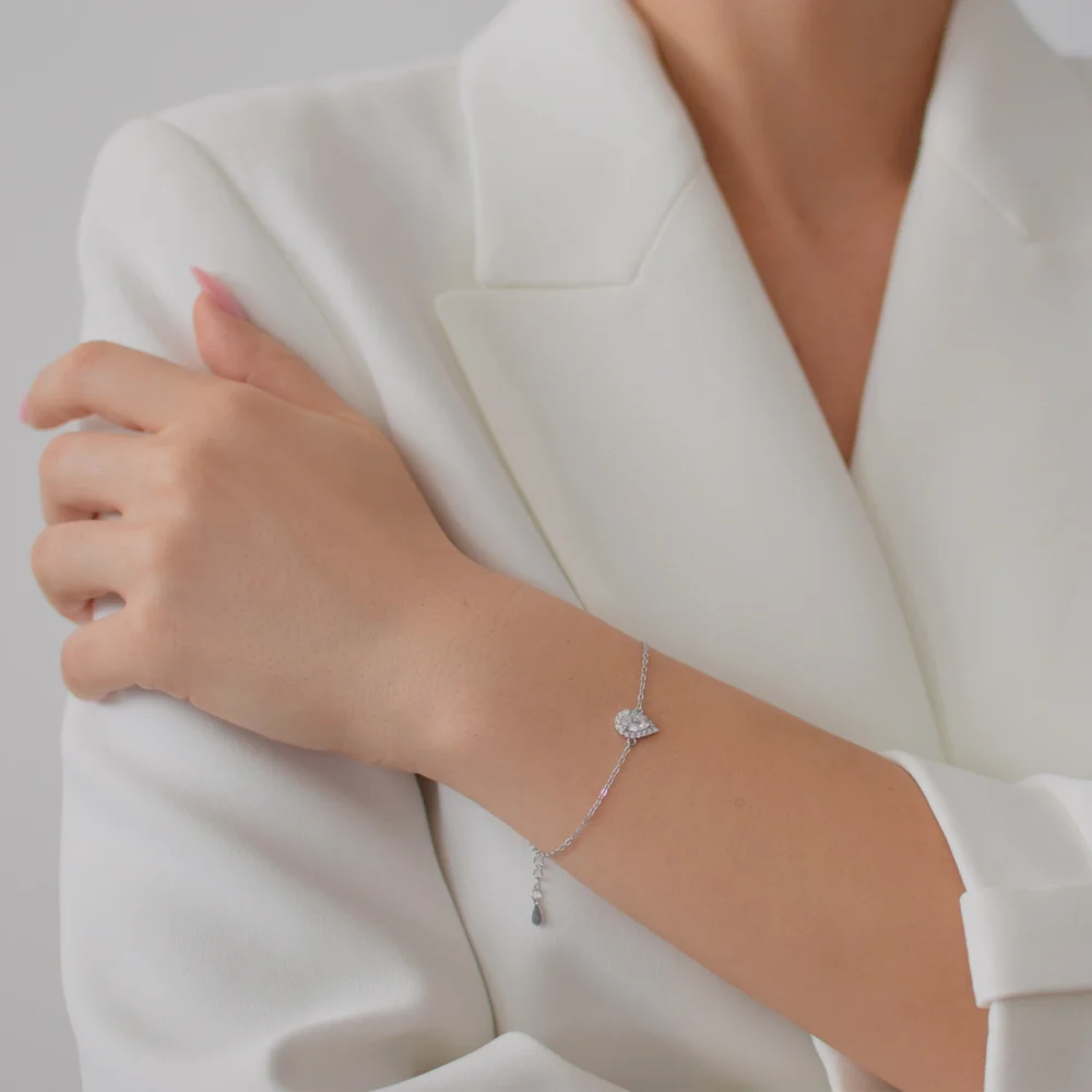 bratara din argint cu charm in forma de picatura de apa si pietre cubic zirconia – Teardrop, vedere laterala eleganta pe incheietura