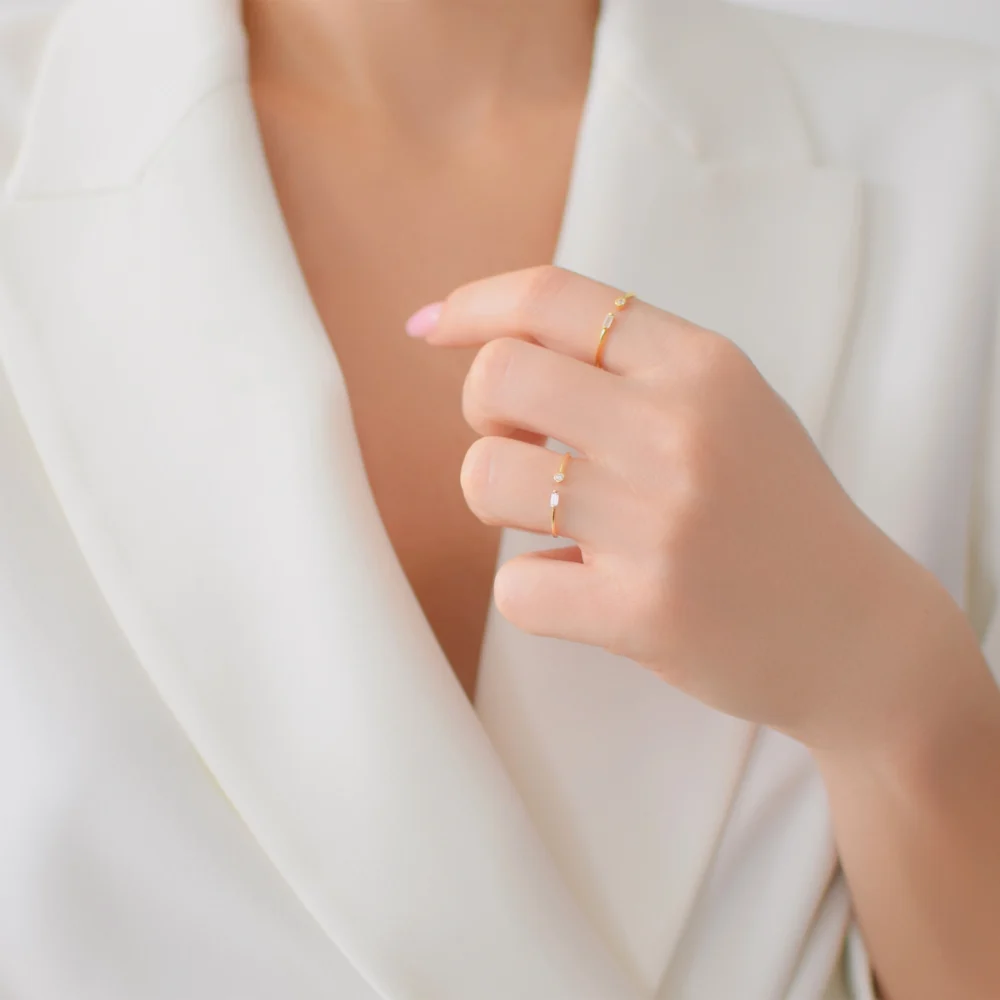 Inel auriu din argint Subtle Elegance, design elegant, purtat pe deget, vedere detaliata