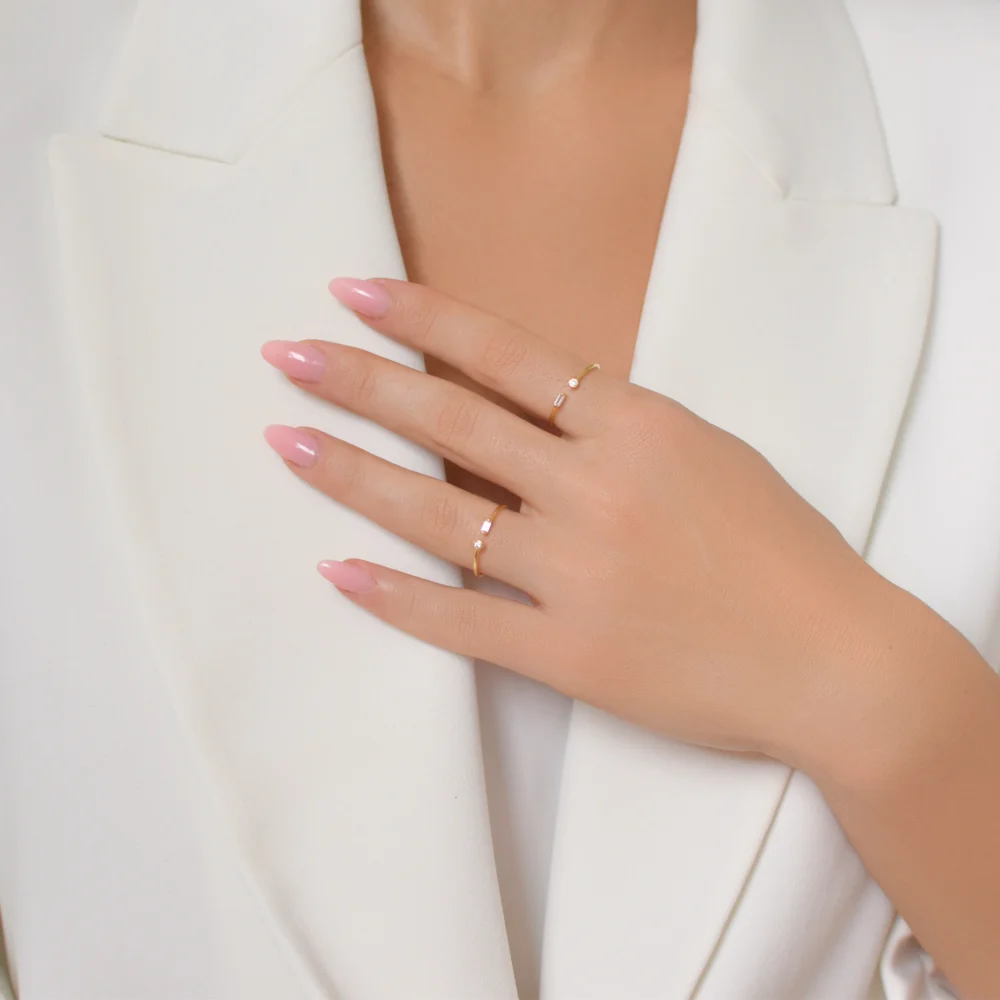 Inel auriu din argint Subtle Elegance, design elegant, purtat pe deget, fotografiat din fata