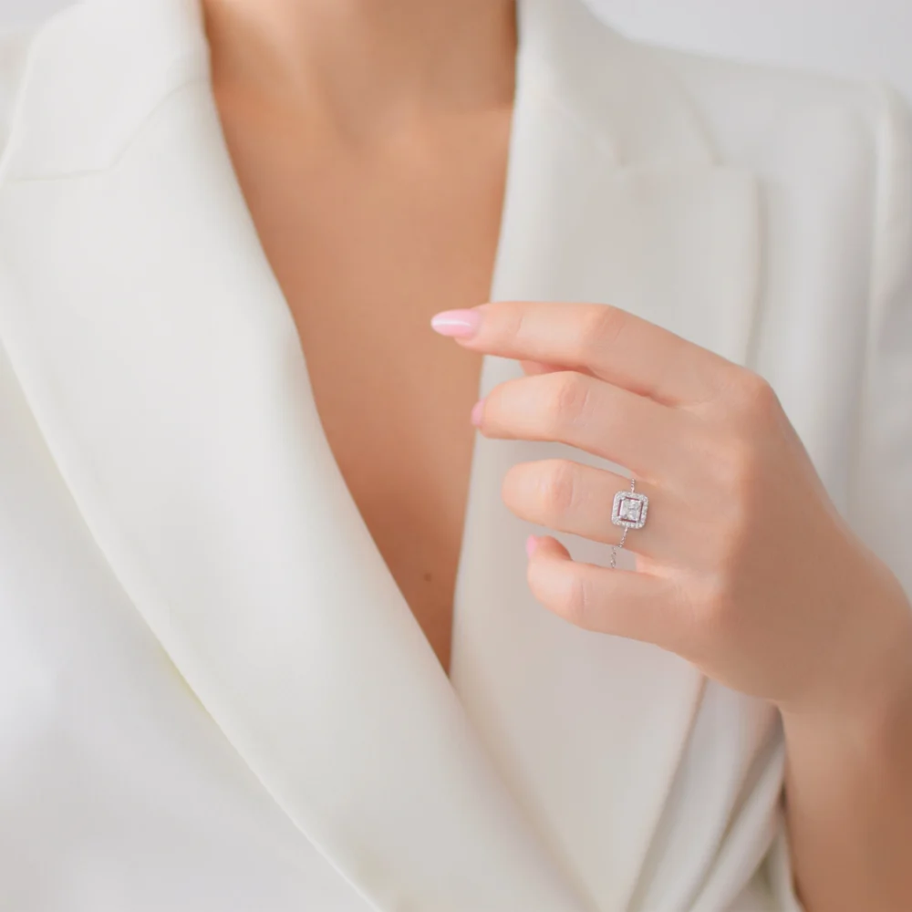 Inel din argint Self-Love Chain, design elegant, purtat pe deget, vedere detaliata