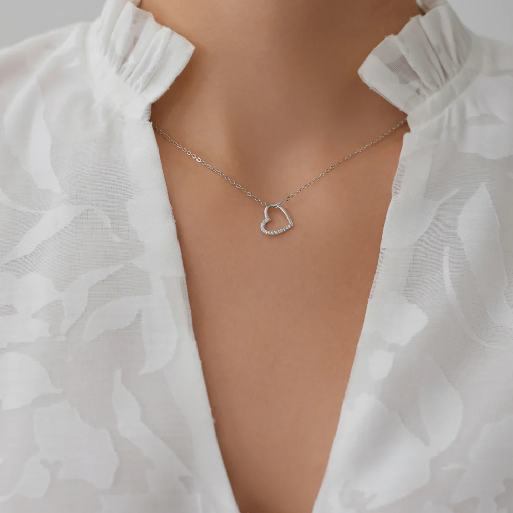 Lant din argint cu pandantiv in forma de inima si pietre cubic zirconia – model Whispers of the Heart, design elegant si feminin