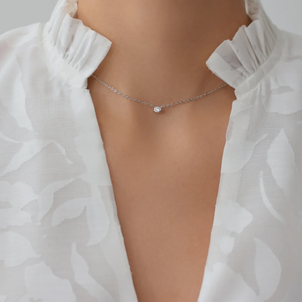 Colier din argint cu pandantiv rotund si piatra cubic zirconia, model Radiant Charm, design elegant si feminin