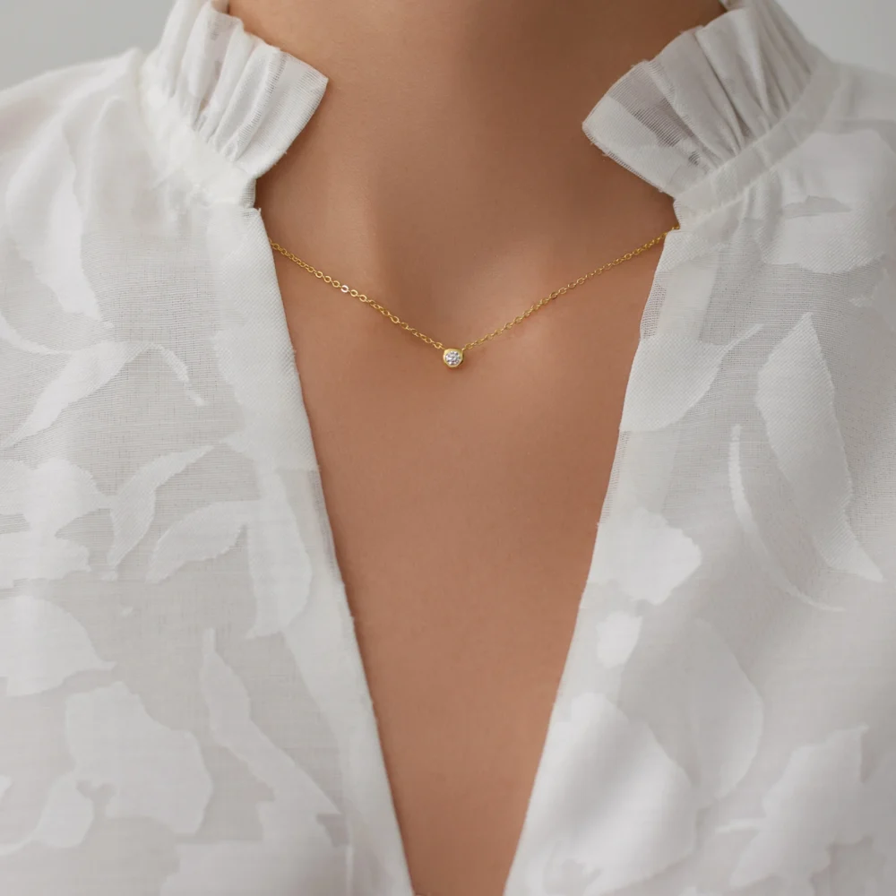 Colier auriu din argint cu pandantiv rotund si piatra cubic zirconia, model Radiant Charm, design elegant si feminin