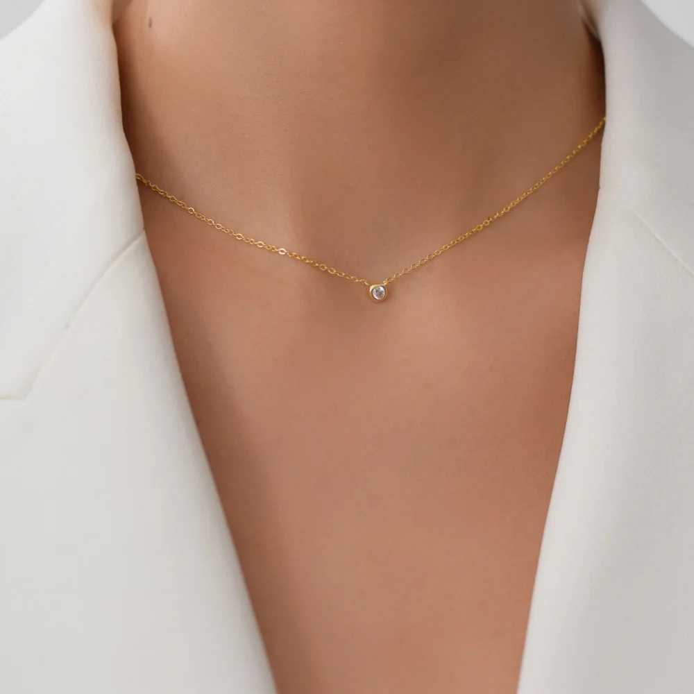 Colier auriu din argint cu pandantiv rotund Radiant Charm, incrustat cu piatra cubic zirconia, purtat la gat