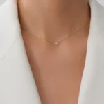 Colier auriu din argint pandantiv rotund piatra cubic zirconia radiant charm vedere frontala
