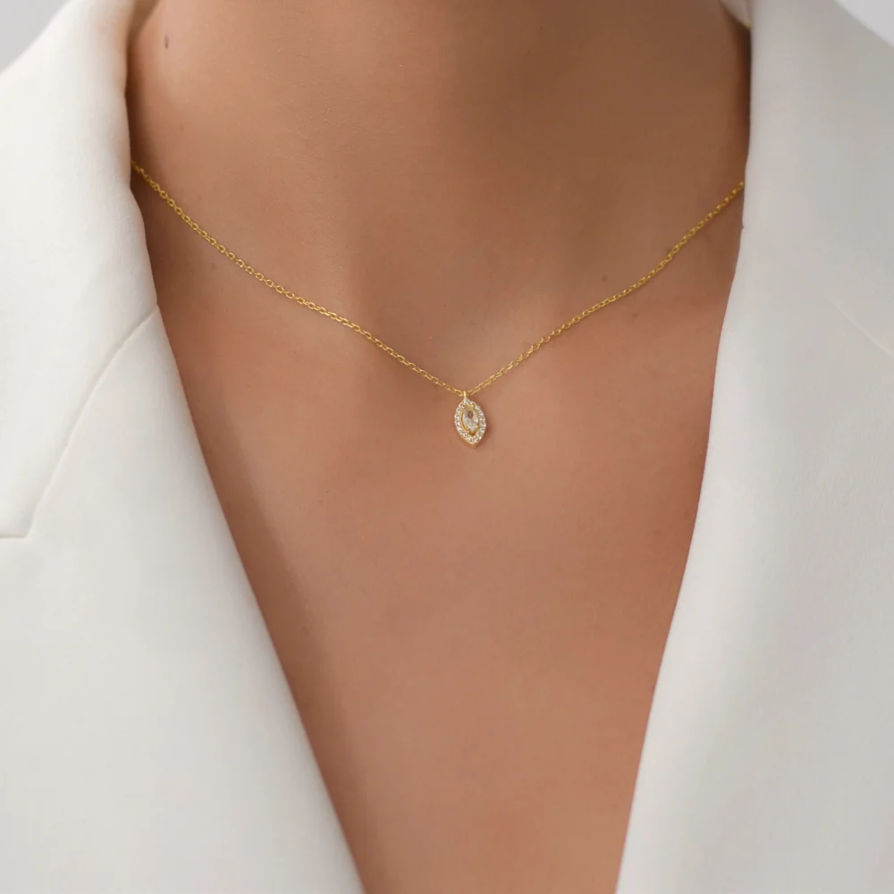 Colier auriu din argint cu pandantiv Marquise, incrustat cu pietre cubic zirconia, purtat la gat