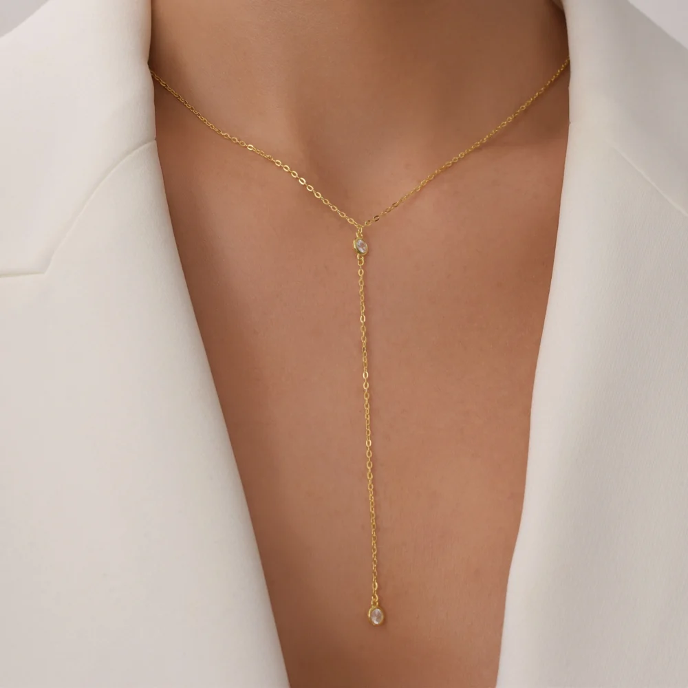 Colier auriu din argint Y form, incrustat cu pietre cubic zirconia, purtat la gat