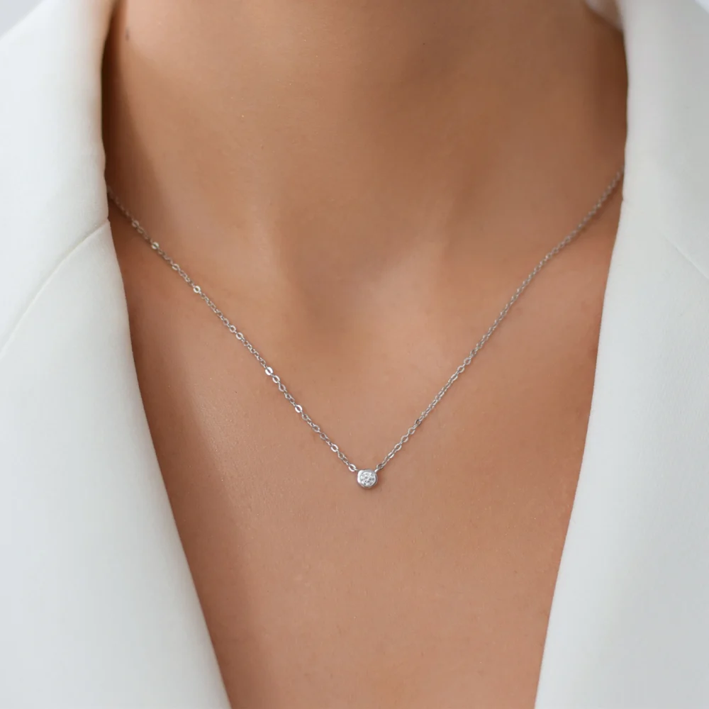 Colier din argint cu pandantiv rotund Radiant Charm, incrustat cu piatra cubic zirconia, purtat la gat